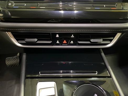 Used 2025 Volkswagen Atlas SE AWD/4WD image 19