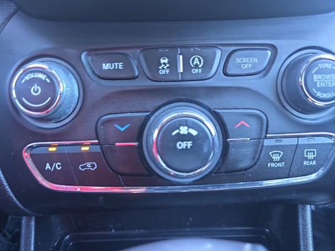 Used 2020 Jeep Cherokee Latitude Plus image 17