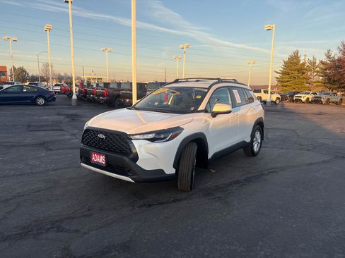 Used 2022 Toyota Corolla Cross LE image 3