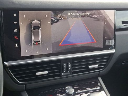 Used 2022 Porsche Cayenne Turbo image 5