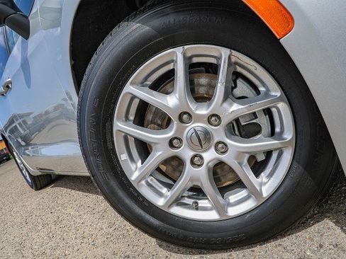 Used 2023 Chrysler Pacifica Touring-L FWD image 2