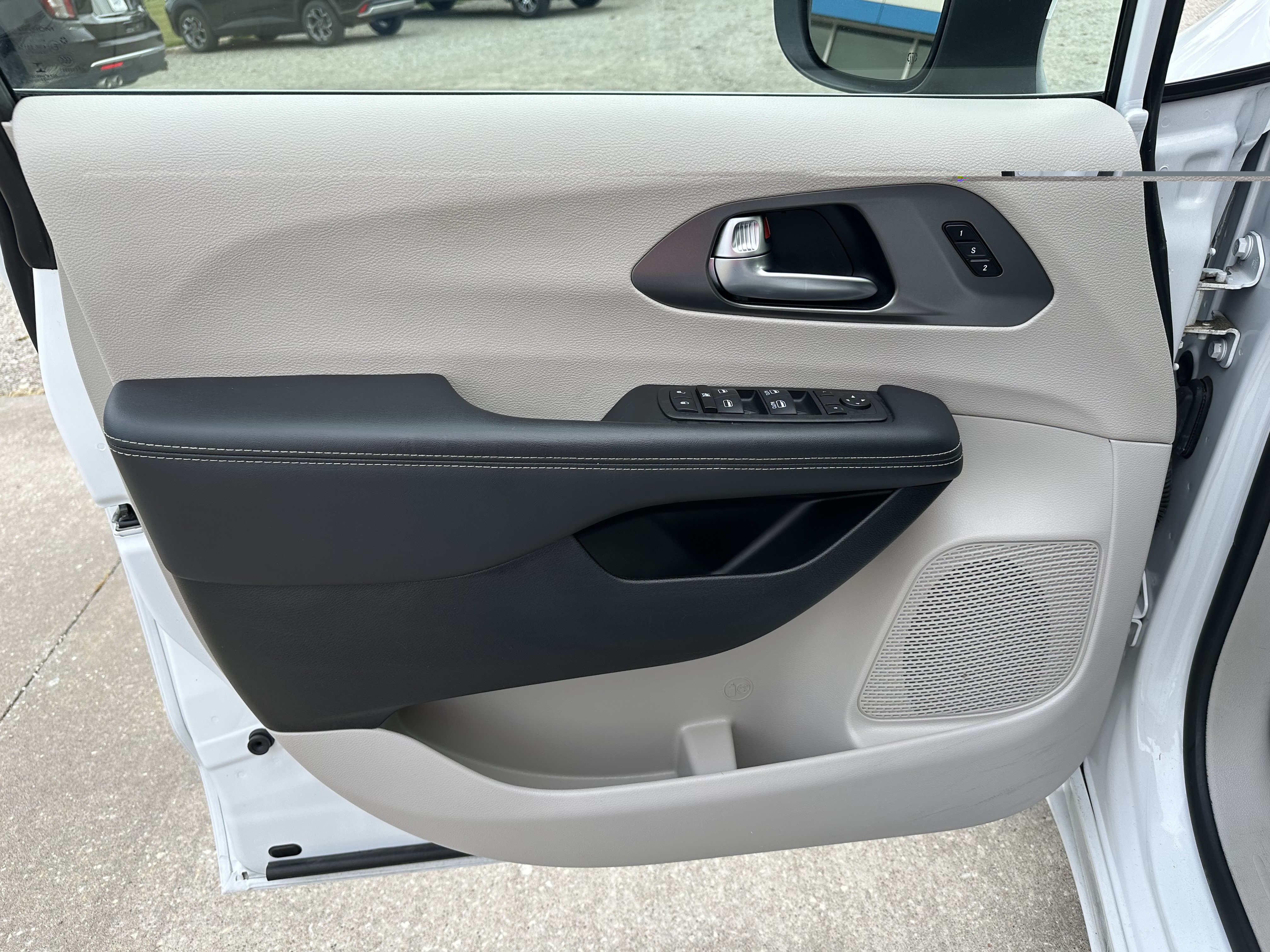 Used 2023 Chrysler Pacifica Touring-L FWD image 22