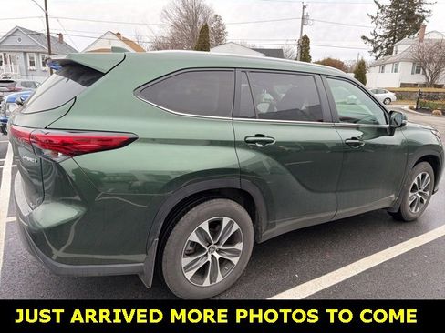 Used 2023 Toyota Highlander XLE image 3