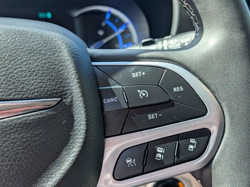 Used 2023 Chrysler Pacifica Touring-L FWD image 29
