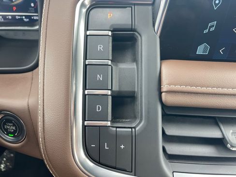 Used 2023 Chevrolet Suburban High Country w/ Premium Package 2 AWD/4WD image 19