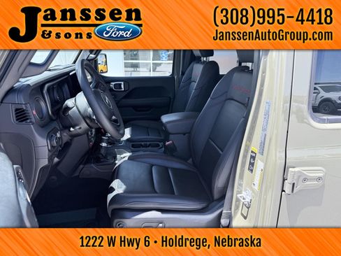 Used 2025 Jeep Wrangler Unlimited Rubicon w/ Convenience Group AWD/4WD image 16
