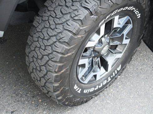 Certified 2020 Toyota Tacoma TRD Off-Road w/ Technology Package AWD/4WD image 11