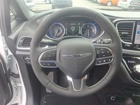 New 2026 Chrysler Pacifica Select FWD image 9
