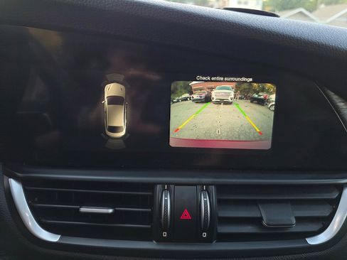 Used 2017 Alfa Romeo Giulia AWD image 22