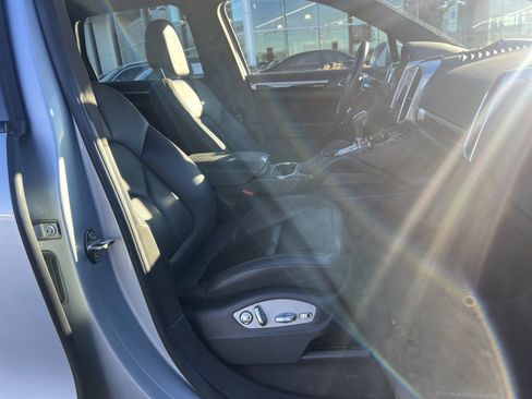 Used 2018 Porsche Cayenne Platinum Edition image 35