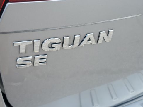 Used 2019 Volkswagen Tiguan SE w/ Panoramic Sunroof Package FWD image 4