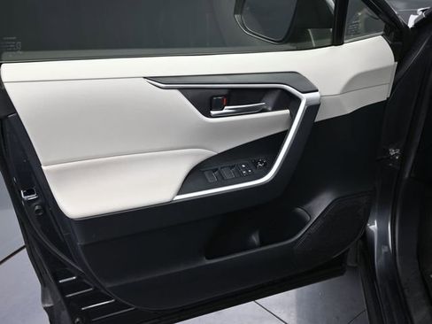 Used 2020 Toyota RAV4 XLE Premium image 14