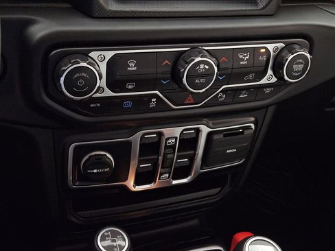 Used 2023 Jeep Wrangler Unlimited Sahara AWD/4WD image 16