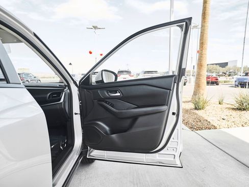 Used 2024 Nissan Rogue SV FWD image 9