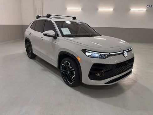 Certified 2026 Volkswagen Tiguan SEL R-Line image 4