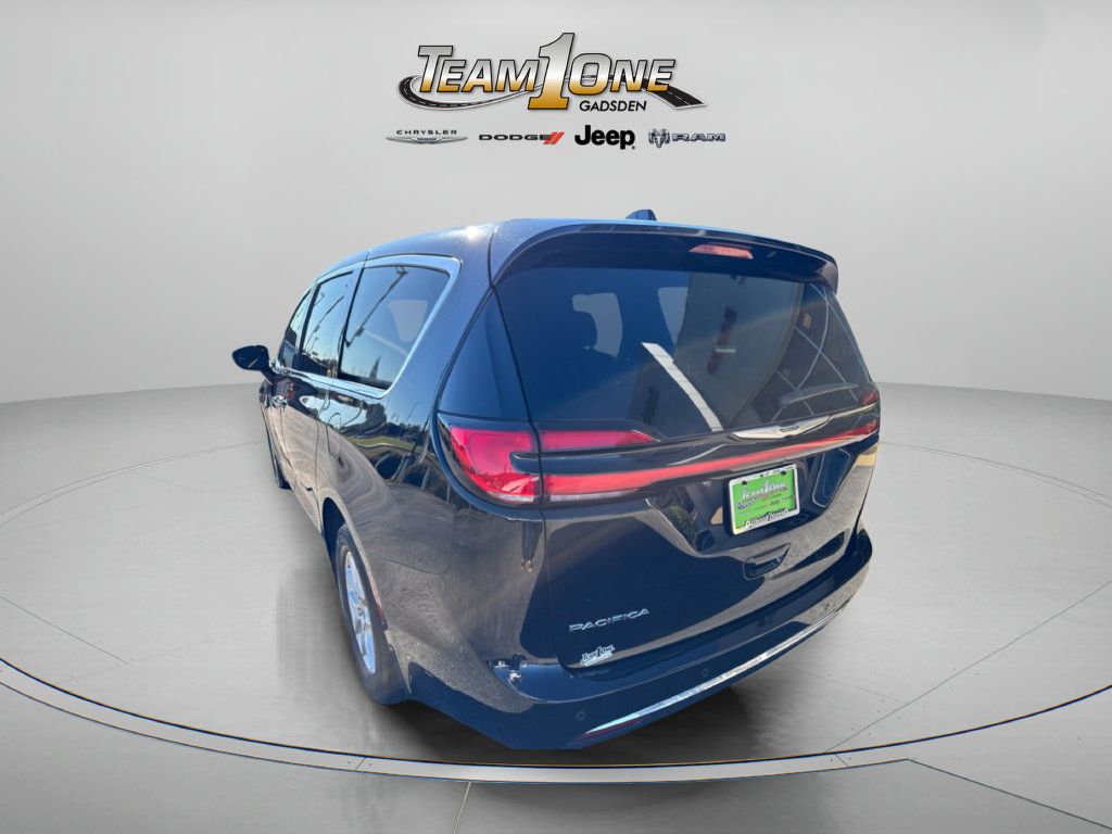 Used 2025 Chrysler Pacifica Select FWD image 6