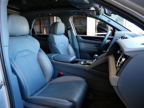 Used 2022 Bentley Bentayga AWD/4WD image 25