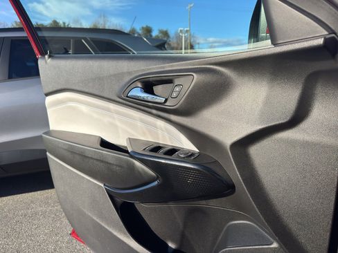 Used 2025 Chevrolet Trax LT w/ Sunroof Package image 8