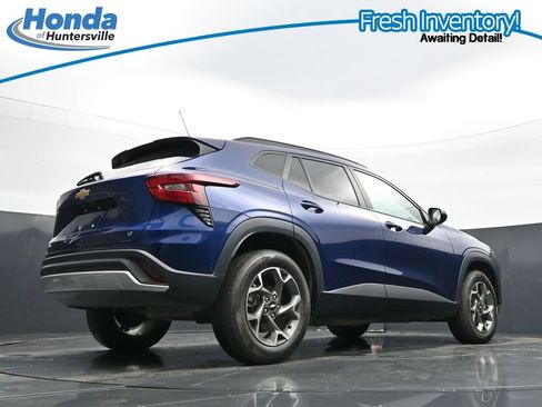 Used 2024 Chevrolet Trax LT w/ Driver Confidence Package FWD image 39