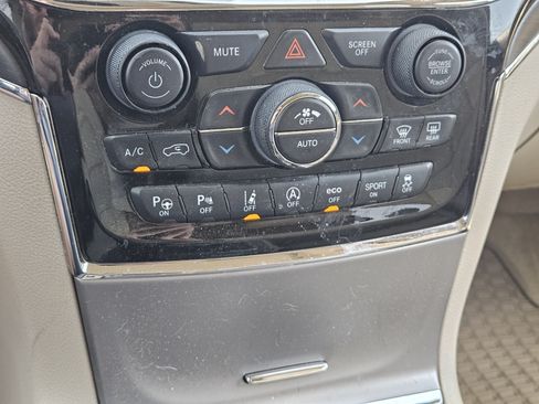 Used 2019 Jeep Grand Cherokee Overland AWD/4WD image 19