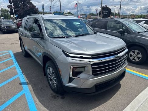 Used 2025 Chevrolet Traverse LT w/ Driver Confidence Package AWD/4WD image 2