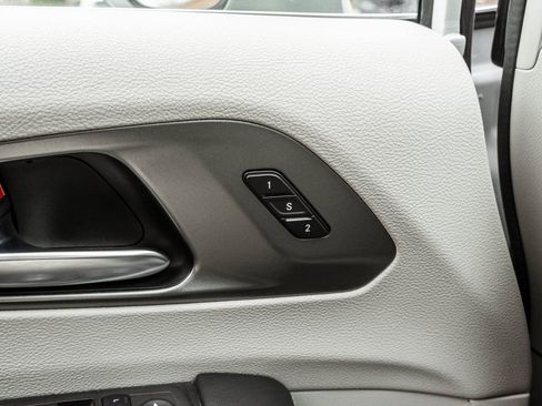 Used 2023 Chrysler Pacifica Touring-L FWD image 16