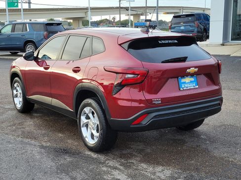 Used 2025 Chevrolet Trax LS w/ LS Convenience Package image 3