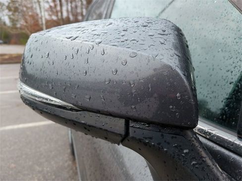 Used 2021 Toyota Highlander LE image 12