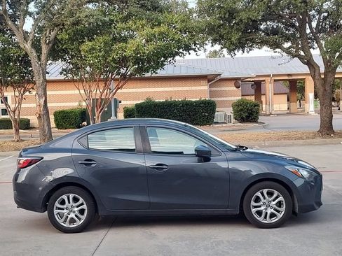 Used 2018 Toyota Yaris iA FWD image 2
