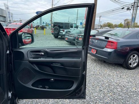 Used 2018 Dodge Grand Caravan SE FWD image 12