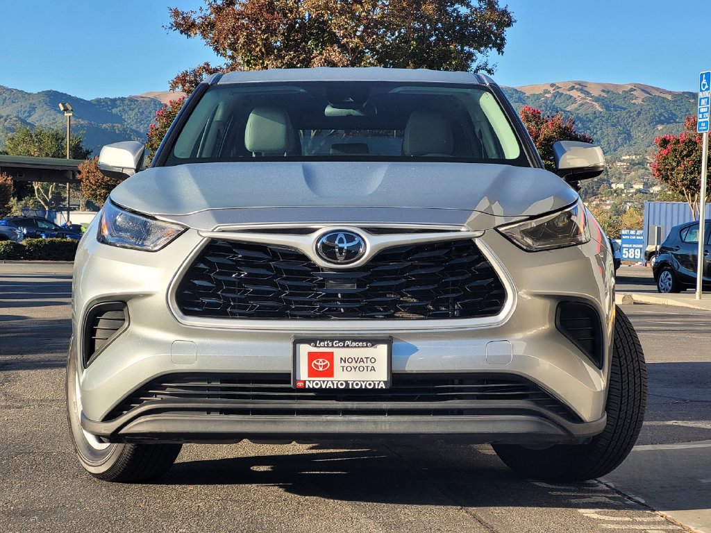 Used 2022 Toyota Highlander L FWD image 2