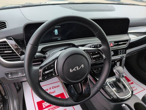 Used 2025 Kia Seltos S image 9