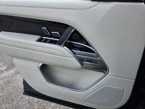 Used 2025 Land Rover Range Rover SE image 22