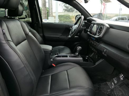 Used 2018 Toyota Tacoma TRD Sport w/ TRD Premium Sport Package RWD image 29