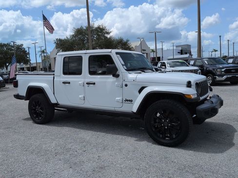 Used 2025 Jeep Gladiator Sport AWD/4WD image 2