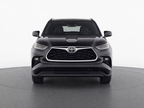 Used 2021 Toyota Highlander XLE AWD/4WD image 3