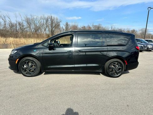 Used 2024 Chrysler Pacifica Premium image 2