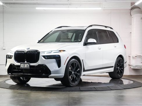 Used 2024 BMW X7 xDrive40i w/ M Sport Package AWD/4WD image 3
