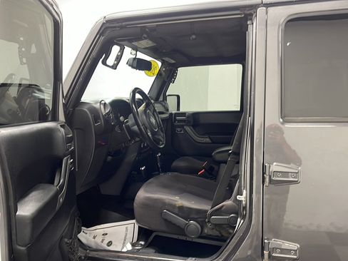 Used 2014 Jeep Wrangler Unlimited Sport w/ Power Convenience Group AWD/4WD image 2