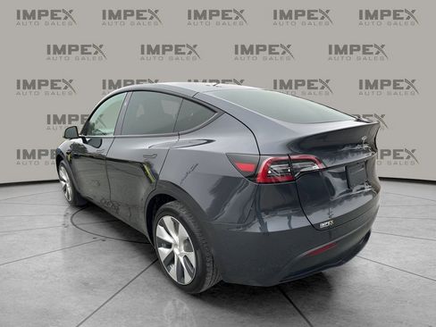 Used 2024 Tesla Model Y 2WD image 3