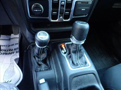 Used 2019 Jeep Wrangler Unlimited Sahara AWD/4WD image 17