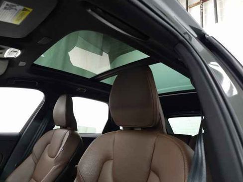 Used 2021 Volvo XC60 T5 Momentum w/ Advanced Package image 17