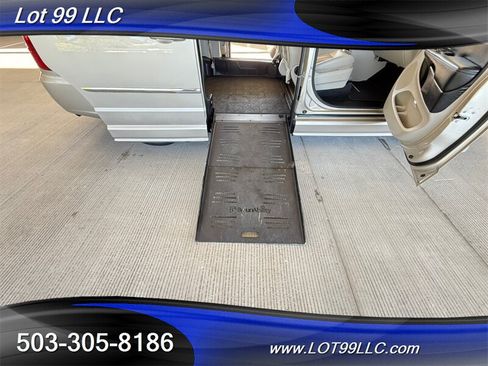 Used 2013 Chrysler Town & Country Touring FWD image 3