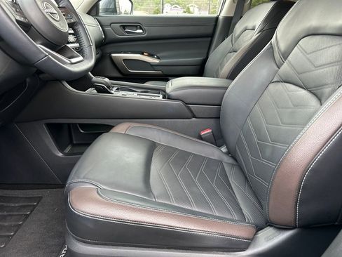 Used 2024 Nissan Pathfinder Platinum image 19