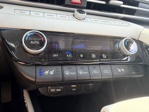 Certified 2025 Hyundai Elantra Limited FWD image 39