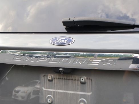 Used 2021 Ford Explorer XLT w/ Equipment Group 202A AWD/4WD image 8
