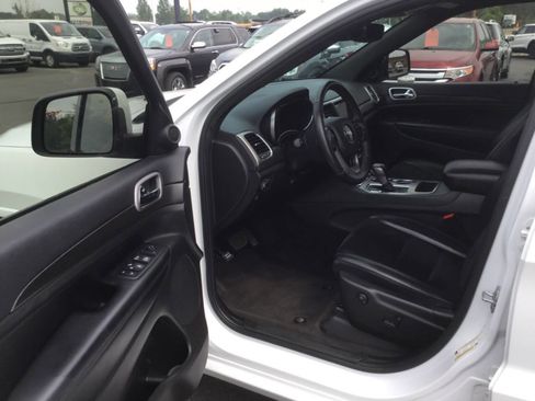 Used 2018 Jeep Grand Cherokee Altitude image 3