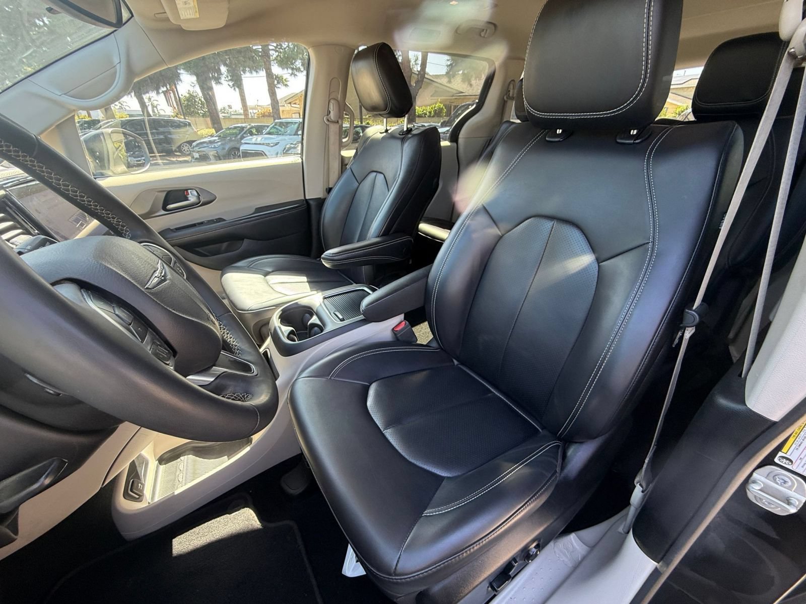 Used 2023 Chrysler Pacifica Touring-L FWD image 35