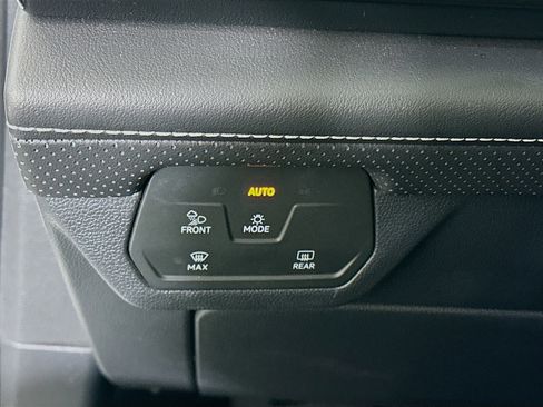 Used 2025 Volkswagen Atlas SE image 17