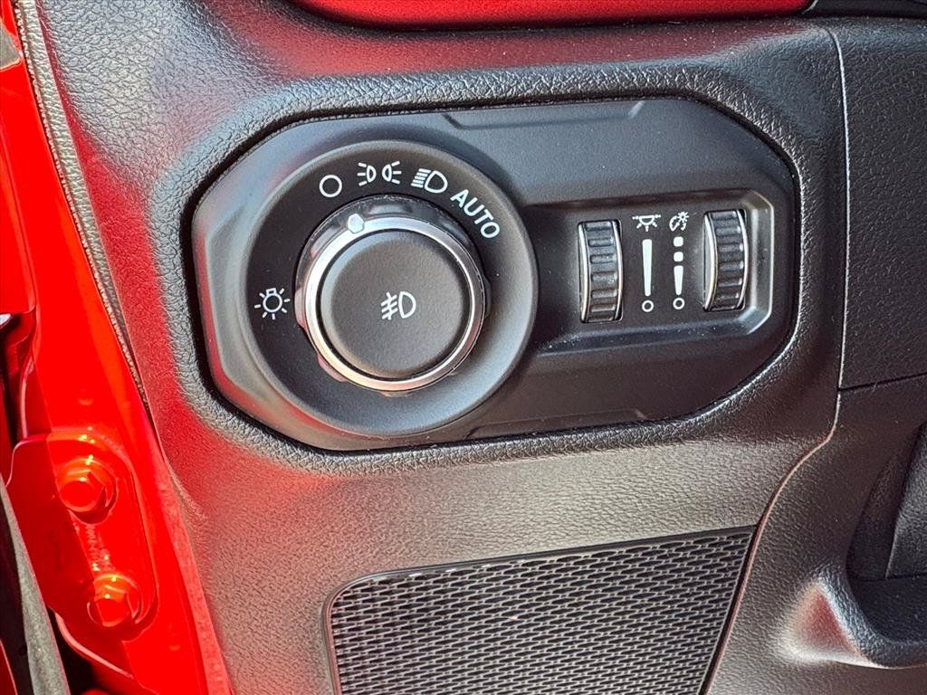 Used 2020 Jeep Wrangler Unlimited Rubicon w/ Cold Weather Group AWD/4WD image 19